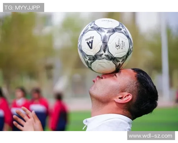 17号球星闪耀绿茵场 展现无与伦比的足球天赋与精彩瞬间