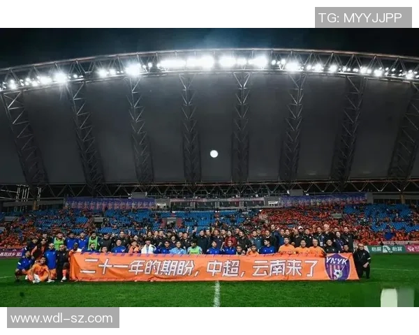 足球球星与球迷心连心互动瞬间，真挚情感与赛场激情交织的感人时刻