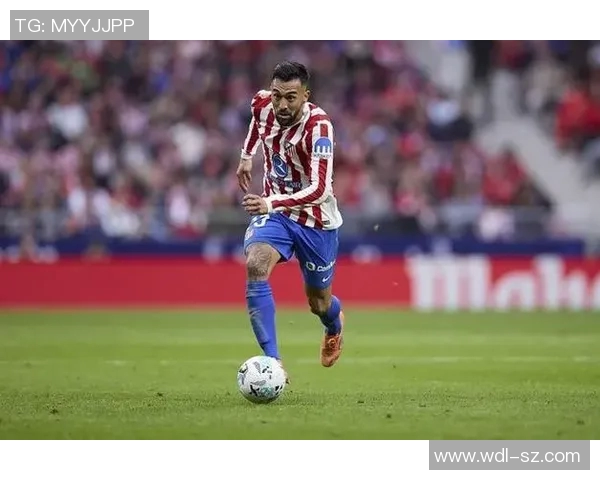 足球球星赛场激情咬球衣瞬间展现真情与胜利喜悦